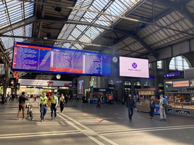 Die Coronaskeptiker von Mass-voll haben an den Bahnhöfen in Zürich, Bern und Luzern den Mega-Screen gebucht. 
