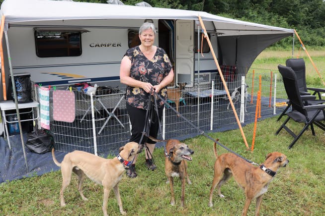 Susanne Borloz mit drei ihrer fünf Windhunde vor dem Camper.