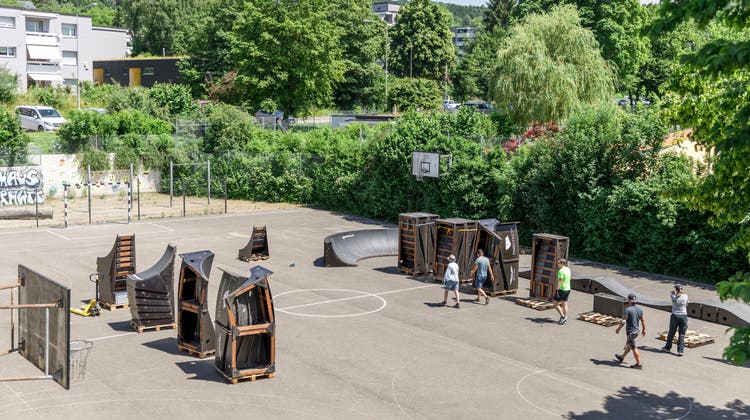Stück für Stück bauen die Eltern die mobile Pumptrack-Anlage auf dem Schulareal in Urdorf auf. (Sandra Ardizzone)