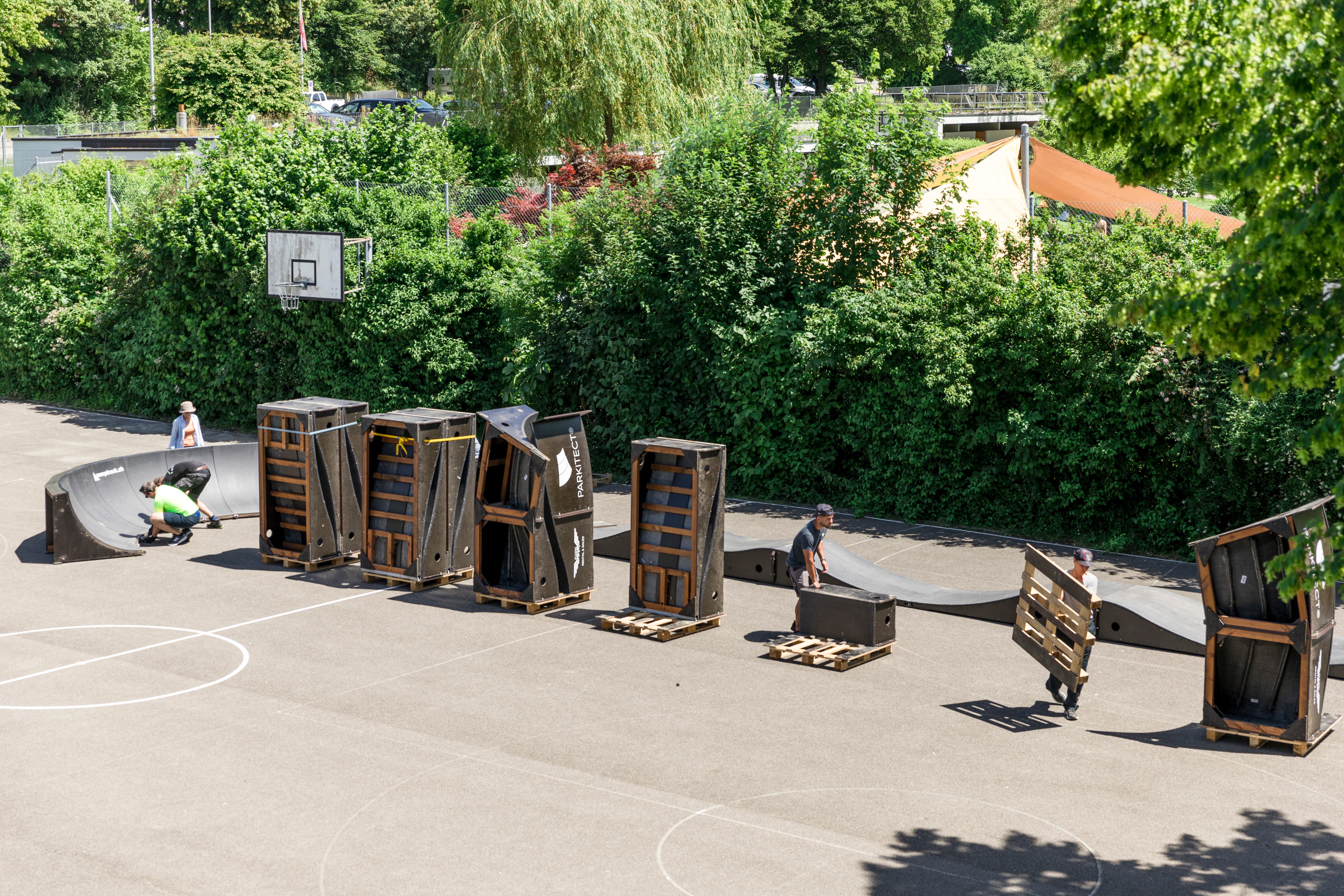 Tatkräftig dabei: Die Eltern der Schüler helfen beim Aufbau der mobilen Pumptrack-Anlage in Urdorf mit. 