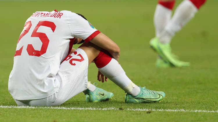 Die Türkische Mannschaft musste sich am Sonntag mit 1:3 gegen die Schweiz geschlagen geben. Nun hagelt es Kritik in heimischen Medien. (Keystone)