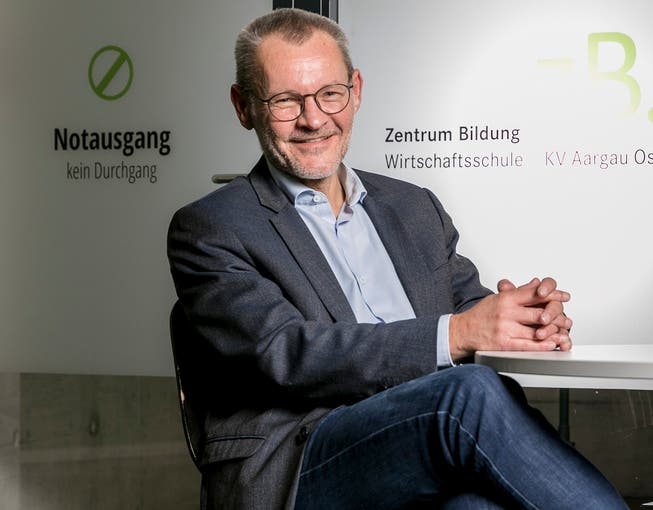 Jörg Pfister, Präsident der Aargauer KV-Rektorenkonferenz, Gesamtleiter und Rektor Grundbildung Zentrum Bildung – Wirtschaftsschule, KV Aargau Ost. Fotografiert am 14. Oktober 2020.