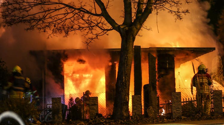 In Villmergen brannte im Februar 2019 das Restaurant Casa Loca im Industriegebiet – das Feuer soll das Wirtepaar gelegt haben. (Zvg)