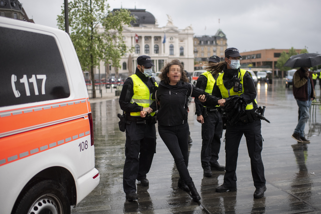 Bei einer Coronademonstration auf dem Sechseläutenplatz wird eine Frau abgeführt - eine Aargauerin, die ebenfalls dort demonstrierte, muss sich am 5. Juli in Zürich vor Gericht verantworten.