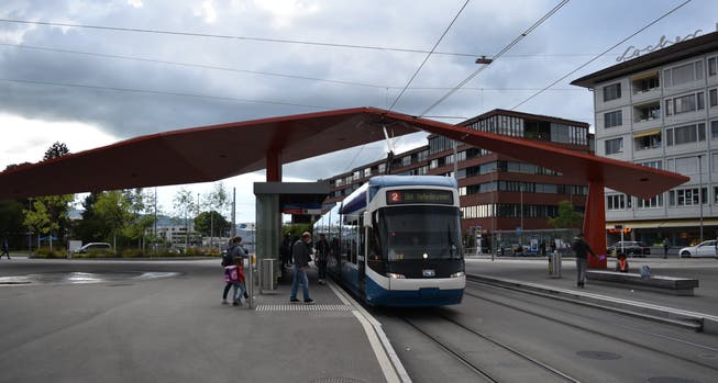 Wegen Corona benützten 2020 weniger Passagiere das Angebot des Zürcher Verkehrsverbunds, hier das Tram im Schlieremer Zentrum.