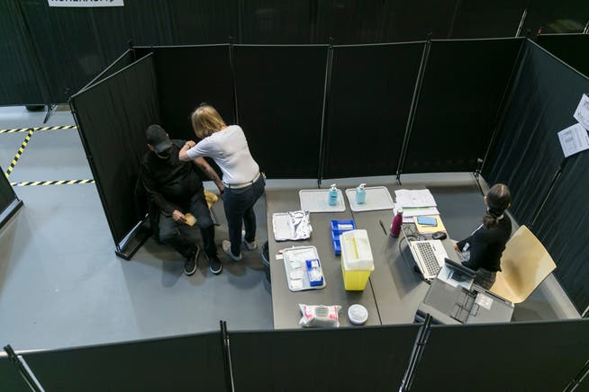 Ein Mann wird im Impfzentrum in der Stadthalle von Dietikon ZH geimpft.