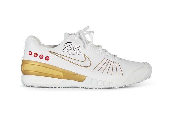 Versteigerung bei Christie's: Roger Federers Schuhe mit dem Schweizerkreuz.