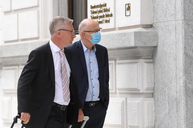 Der ehemalige Manager und Firmensanierer Hans Ziegler (r.) trifft mit seinem Anwalt zum Prozess am Bundesstrafgericht in Bellinzona ein.