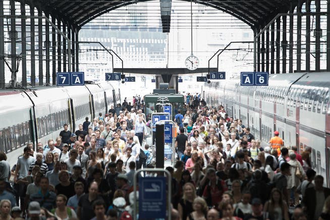 Wann sieht es wieder so aus? Rushhour im Bahnhof Luzern im Juli 2015.