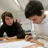 Eine Heilpädagogin beim Unterricht in einer Kleinklasse. Im Aargau übernehmen aus Mangel an Fachkräften häufig Lehrpersonen diesen Unterricht. (Symbolbild) (Remo Nägeli)