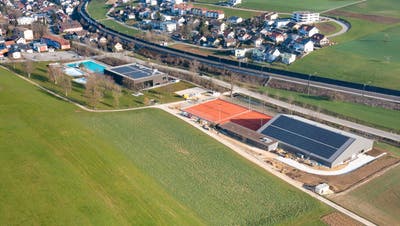 Die Siedlungsentwicklung von Gelterkinden (im Bild Schwimmbad und Tennisplatz) sorgt im Dorf für Diskussionen. (Archivbild)