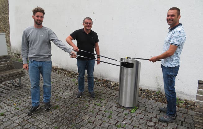 Oliver Burgunder (Leiter Werkhof), Daniel Sommerhalder (Stadtrat) und Walter Beer (Tiefbau) bei der Präsentation des No-Littering-Labels der IGSU für die Stadt Bremgarten.
