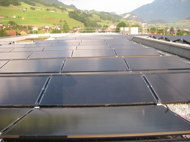 Der Zubau erneuerbarer Energien soll im Kanton Nidwalden gestärkt werden. Hier eine Solaranlage auf dem Dach der Schule Oberdorf.