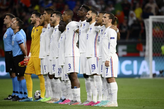 Frankreichs Nationalmannschaft bei der Nationalhymne vor dem Spiel gegen Portugal.