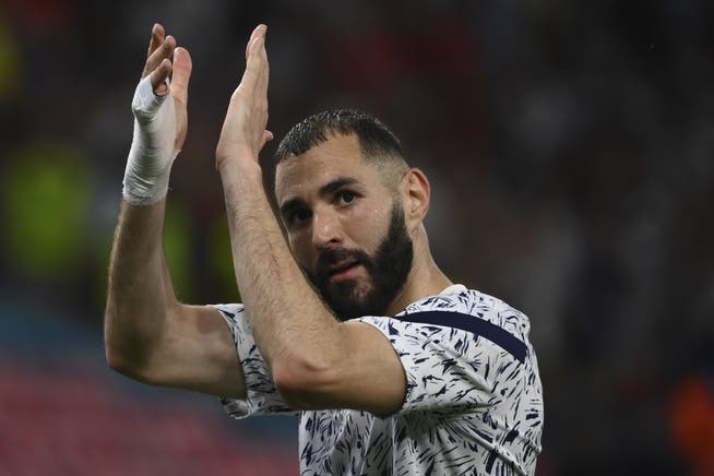 Doppeltorschütze Karim Benzema verabschiedet sich nach dem 2:2 gegen Portugal von den Fans.