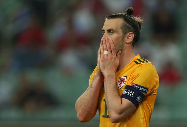Gareth Bale kann es nicht fassen: Der walisische Captain schiesst seinen Penalty gegen die Türkei übers Tor.