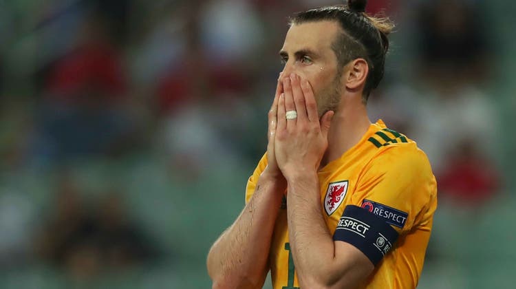 Gareth Bale kann es nicht fassen: Der walisische Captain schiesst seinen Penalty gegen die Türkei übers Tor. (Keystone)