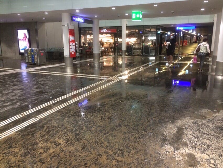 Weitere Bilder von den Auswirkungen der Überschwemmung im Bahnhof Aarau.