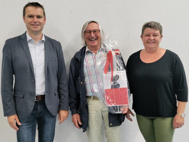 Der neue Ortsbürger Alfred Pesendorfer (Mitte) mit Gemeindeammann Lukas Erne und Gemeinderätin Martina Märki.