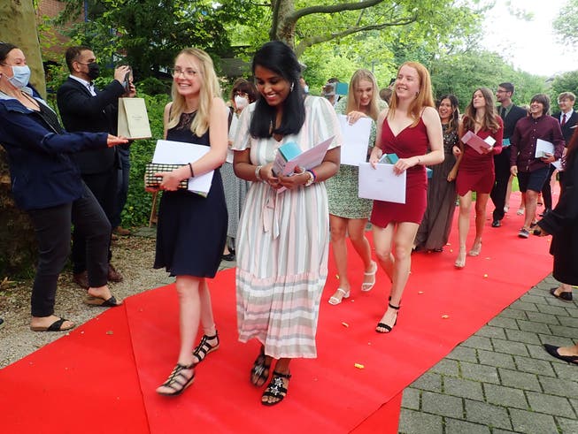 Glückliche Gesichter: Die erfolgreichen Absolventen der Neuen Kantonsschule Aarau erhielten ihr Diplom. 