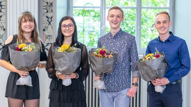 Die Absolventen der KV Aarau feierten ihren Lehrabschluss – die besten in der Aula der Schule, der Rest von zu Hause aus