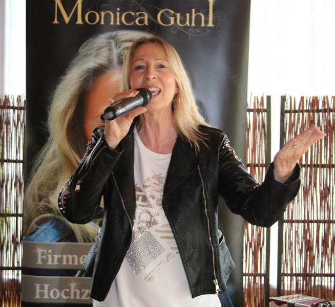 Monica Guhl singt im Rössli in Stalden. Es ist ihr erstes Konzert in der Schweiz seit Ausbruch von Corona. 