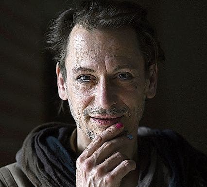 X (Christoph) Schneeberger:Der 45-jährige Autor hat literarisches Schreiben studiert und tritt als Dragqueen auf. «Neon Pink&amp;Blue» ist im Verlag Die Brotsuppe erschienen.