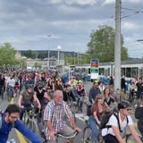 «Critical Mass» mit 4000 Menschen legt in Zürich den Verkehr lahm