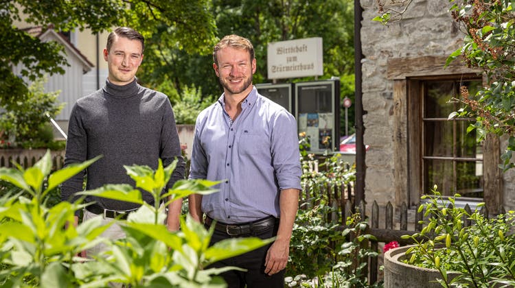Zwei Wirte im Kräutergarten: Dominik Reinmann (links) übernimmt das Stürmeierhuus von Thomas Unger (rechts). (Chris Iseli)