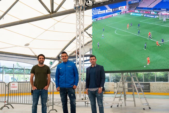Der Fussballclub AS Calcio und die Bodenseearena organisieren ein EM Public Viewing auf dem Ausseineisfeld: Nicolas Seiler, Geschäftsführer Bodenseearena, Marcus Meloni und Vincenzo Maiorana vom AS Calcio.