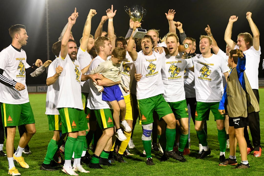Grosse Freude bei den Spielern des FC Mutschellen, die mit dem Pokal für den Meistertitel in der 2. Liga AFV feiern.