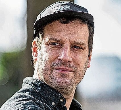 Samuel Schnydrig:Mit Jahrgang 1982 hat Samuel Schnydrig über 20 Jahre aktive Musikerfahrung in Punkbands. Sein Roman «Klaus. Leben vor dem Steinschlag» ist im Zytglogge-Verlag erschienen.