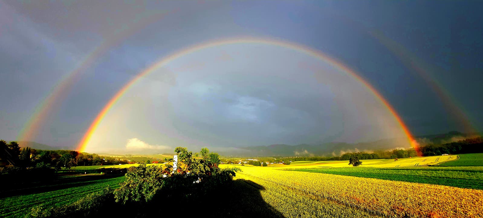 Herrlicher Doppelregenbogen über dem Laufental; genau gleiche Regenbogen gab es auch an den folgenden Abenden, auch heute Abend! So schön kann Physik sein!