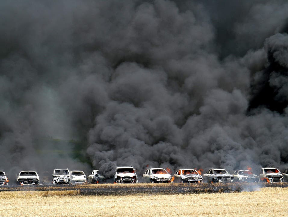 2007 kam es auf dem improvisierten Parkplatz in der Nähe der Allmend zu einem grossen Brand. Rund 50 Autos brannten.