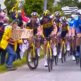 Lebensgefährlicher Gruss an die Grosseltern: Fan verursacht an der Tour de France einen Massensturz