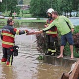 Verpflegung für die Retter: Die Feuerwehr in Reiden hatte alle Hände voll zu tun. (Bild: Raphael Nadler)