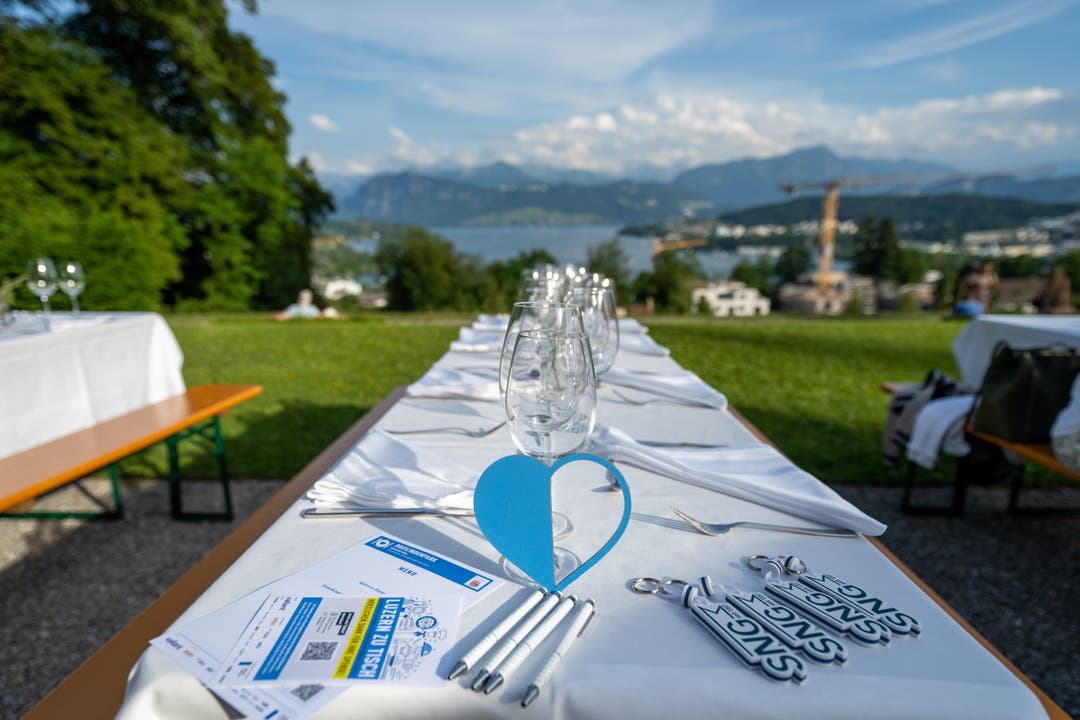 Eingedeckter Tisch mit fantastischer Aussicht beim Konservatorium in Luzern.
