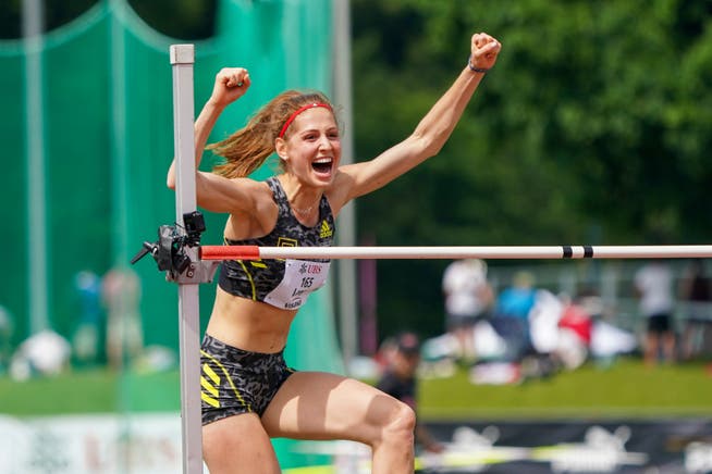 Salome Lang jubelt, nachdem sie als erste Schweizerin überhaupt die 1,97 Meter übersprungen hat.