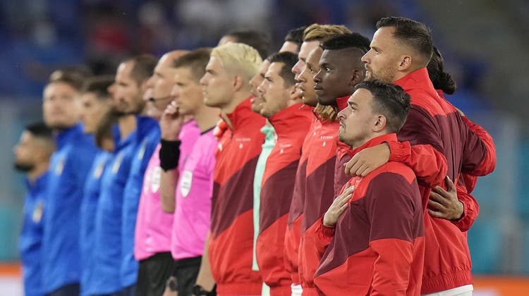 Schweigen oder beten sie? Die Schweizer Startelf vor dem Match gegen Italien. (EPA/Alessandra Tarantino)
