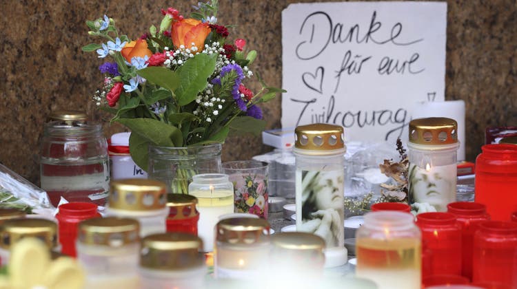 Kerzen und Blumen am Tatort: Würzburg trauert um die Opfer der Messerattacke. (Karl-Josef Hildenbrand / AP)