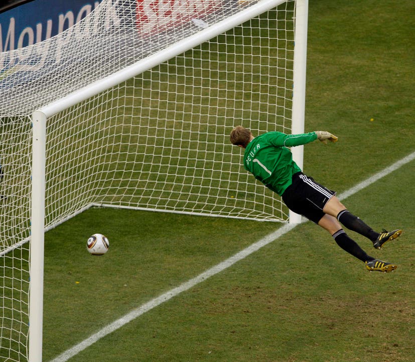 WM 2010 in Südafrika Achtelfinal: Ein Schuss von Lampard landet weit hinter Torlinie, das Spiel geht weiter. Deutschland siegt 4:1, an der nächsten WM wird die Torlinientechnologie eingeführt.