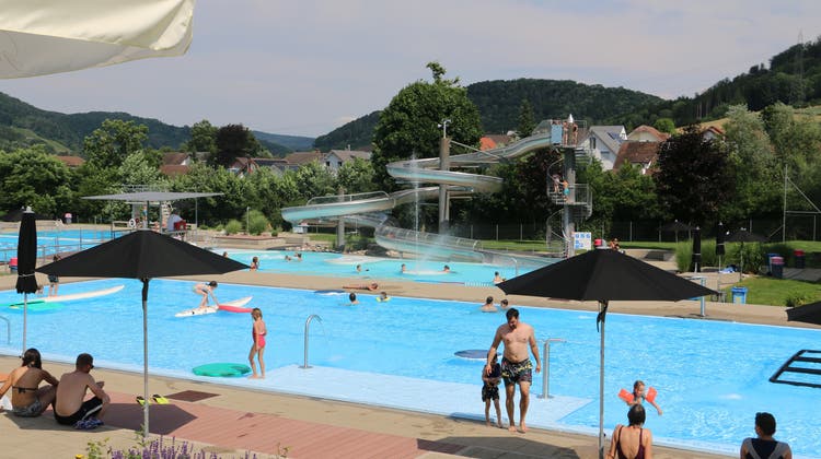 Am Sonntag besuchten fast 1400 Personen das Fricker Schwimmbad – und auch am Montag genossen die Gäste die Sonne vor dem Sturm. (Dennis Kalt /Aargauer Zeitung)