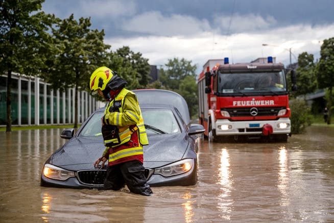 Ein Autofahrer ist nach einer Überschwemmung in der Haldenstrasse steckengeblieben. 