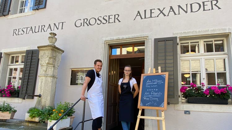 Der 25-jährige Niklas Schneider und die 21-jährige Ramona Gehrig empfangen die Gäste im «Grossen Alexander».