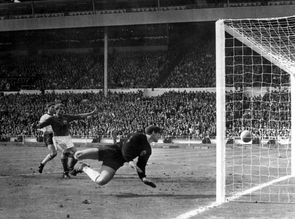 WM 1966 Final: Der berühmteste Treffer der Fussballgeschichte ist keiner: Das «Wembley-Tor» (Ball auf, nicht hinter der Linie) zum 3:2 beschert England den WM-Titel.