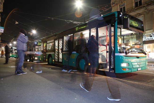 Busse, Trams und S-Bahnen: Ab der Nacht von Freitag auf Samstag verkehren sie auch wieder nach Mitternacht.