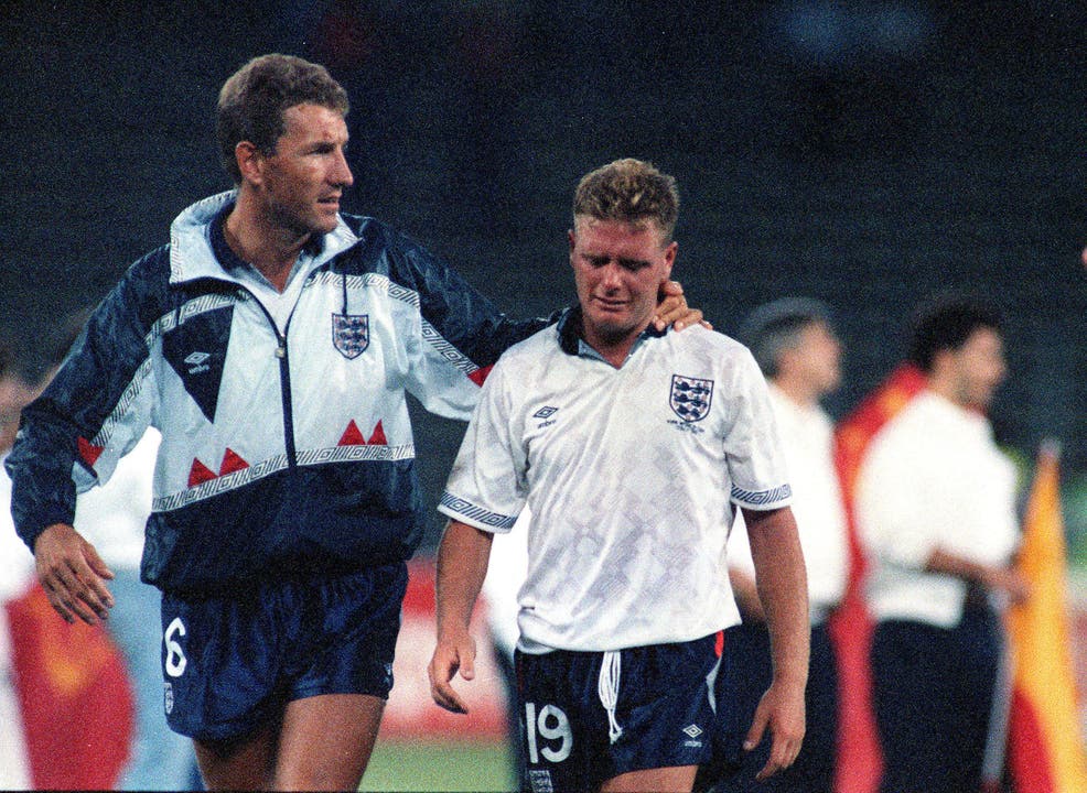 WM 1990 in Italien Halbfinal: Tränen bei England-Star Paul Gascoigne nach dem Penalty-Out (Bild). Wie 1996 holt Deutschland im Endspiel den Titel.