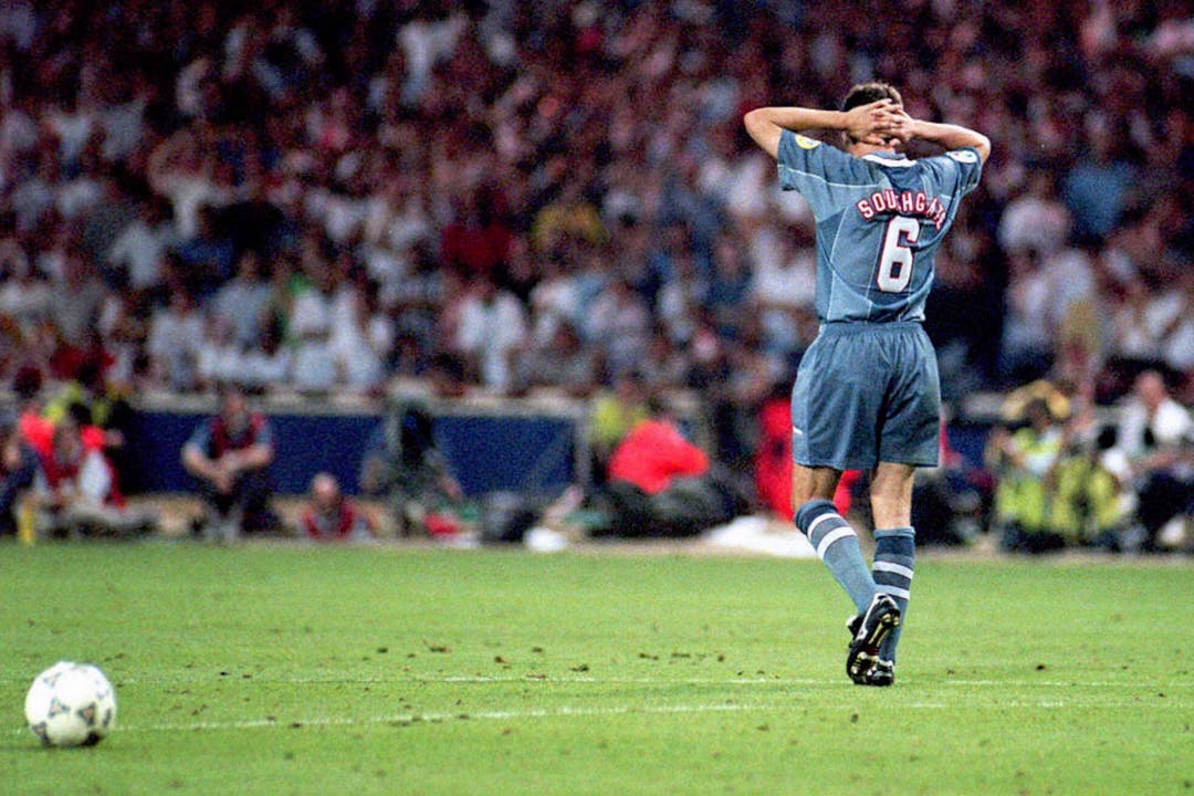 EM 1996 in England Halbfinal: Am Heimturnier zementiert England seinen Deutschland-Komplex: Southgate (Bild) scheitert als einziger Schütze im Penaltyschiessen.
