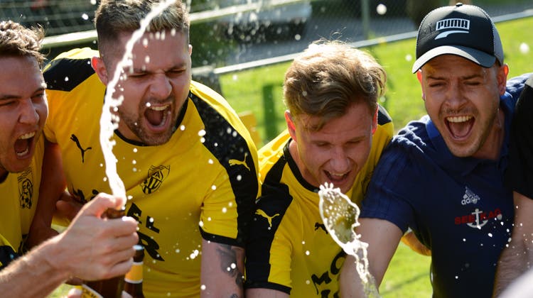 Die Altdorfer feiern nach ihrem 5:1-Sieg mit kühlem Gerstensaft. (Bild: Urs Hanhart (Altdorf, 26. Juni 2021))