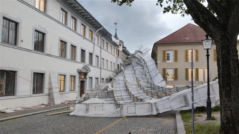 In Solothurn stürzt ein Gerüst ein. 